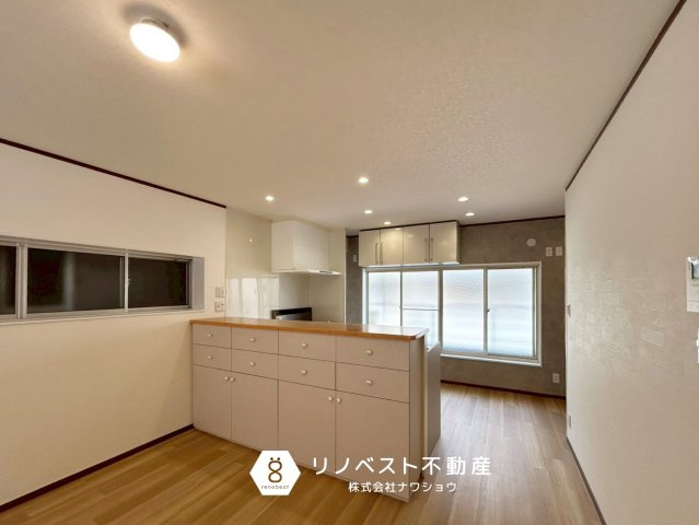 東大阪市御厨東２丁目の居間・リビング|カウンターキッチン裏には大容量の収納有り◎リビング階段なので、家族間のコミュニケーションも弾みますね♪