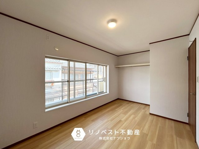 東大阪市御厨東２丁目の洋室|約６帖の洋室♪ベランダに面しており開放感がございます◎大容量の収納完備！