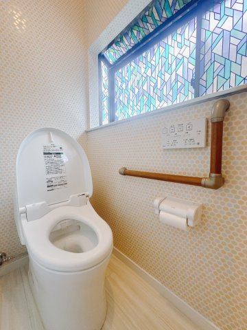 【中古戸建】足利市東砂原後町のトイレ|■トイレ｜自然光が入る落ち着いた空間です。1・2階それぞれにシャワー付きトイレを完備。朝夕の忙しい時間に助かります♪