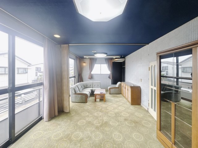 【中古戸建】足利市東砂原後町の洋室|■洋室｜細部までこだわりを感じるホテルラウンジのような一室。解放感と気品を兼ね備えた、高級感のあるくつろぎ空間です♪