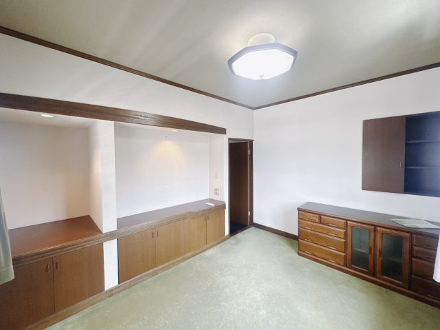 【中古戸建】足利市東砂原後町の洋室|■洋室｜お洒落なアクセントカラーが入っているので、シックな雰囲気になっております。落ち着いた雰囲気で夜はよく眠れそうですね