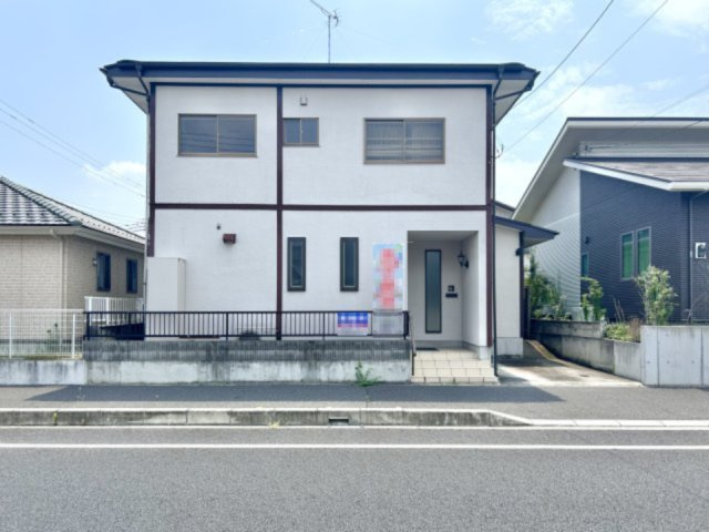 【中古戸建】足利市東砂原後町の外観|■外観｜窓の配置や、爽やかな白ベースの外観が清潔感をもたらします。まっさらなキャンバスのような家にこだわりを彩って…始めよう、あなただけの豊かな暮らし( ＾＾ )