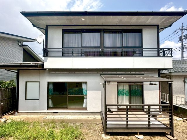 【中古戸建】足利市東砂原後町の外観|■外観｜光をやさしく反射する外壁により、日中はより開放的で爽やかな印象となり、住まい全体を明るく見せてくれます♪