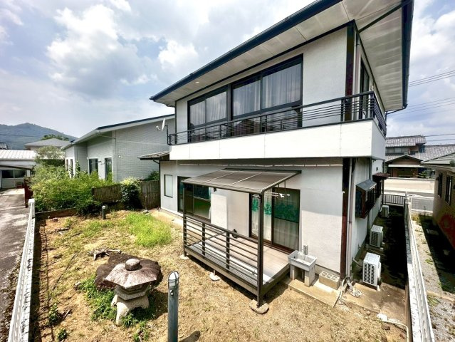 【中古戸建】足利市東砂原後町の外観|■庭｜道路から離れたお庭なので小さいお子様が遊んでいても車の心配いらずで安心です♪