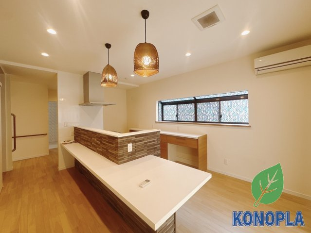【中古戸建】足利市東砂原後町の居間・リビング|■ダイニング｜お家にいるけどおしゃれなカフェに来ているような感覚になってしまう間取り設計♪ご家族ひとりひとりがお気に入りの過ごし方を楽しめる空間です♪
