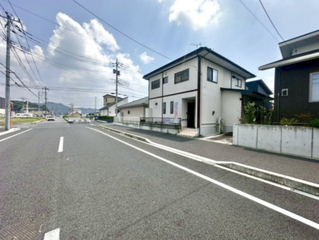 【中古戸建】足利市東砂原後町の外観|■外観｜前面道路が広く見渡しが良いです！車通りも多くないので、車の安全確認もばっちり！