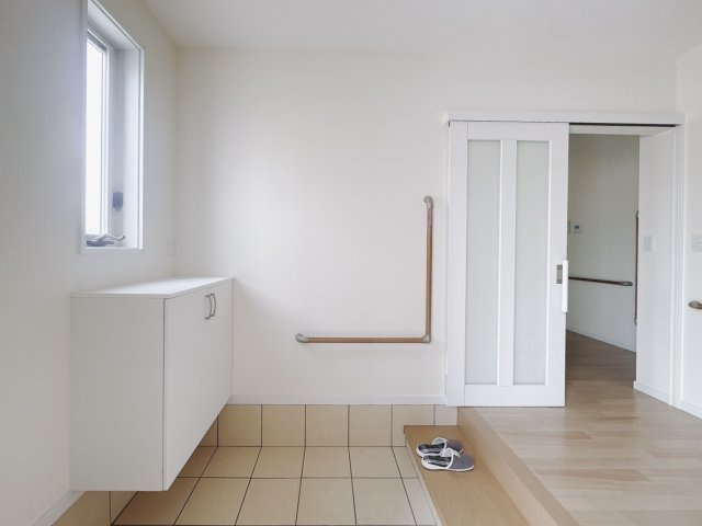 【中古戸建】足利市東砂原後町の玄関|■玄関｜急な来客時にもすぐに物がしまえるので便利です。「いつもキレイな玄関だね」とお友達やご近所さんに羨ましがられると気分も上がります♪