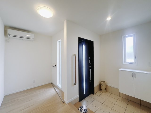 【中古戸建】足利市東砂原後町の玄関|■玄関｜「玄関から、我が家を心地よく。自然の風や光を感じられる気持ちのいい玄関へ。」永く居心地のいい暮らしを演出する快適性能と安心を両立させたドア♪