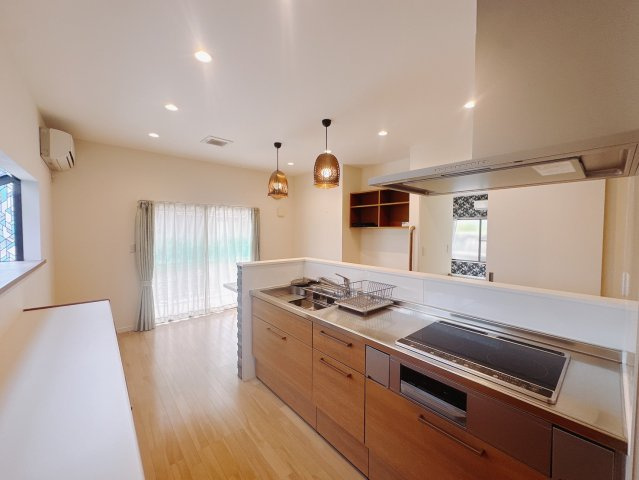 【中古戸建】足利市東砂原後町のキッチン|■キッチン｜お料理ができたら「これ運んで～♪」と手渡しが出来ます。対面キッチンなのでリビングと一体感があり、広々とした空間の中で楽しく食事やお菓子作りが出来ますね♪