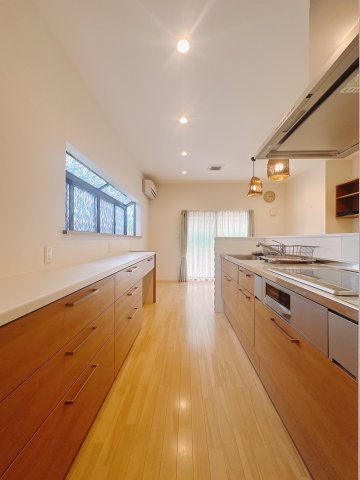 【中古戸建】足利市東砂原後町のキッチン|■キッチン｜大きなお鍋や調理用具のも出し入れラクラクな収納がたっぷり！毎日使う場所だからこそ、無理のない姿勢で作業できるのは嬉しいポイントですね(*＾＾*)♪
