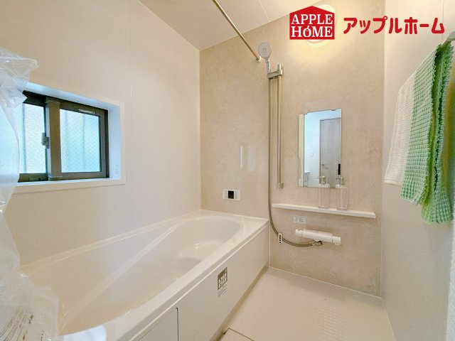 さいたま市桜区神田の浴室|窓付きのバスルームは、採光もあり明るく気持ちの良い空間です。窓があることで、換気環境も良好。掃除もスムーズに出来ます