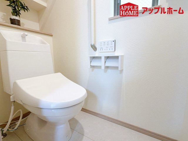さいたま市桜区神田のトイレ|温水洗浄器付き便座を標準装備してます♪窓付きで明るく、快適空間となっております。毎日使う場所だからこその配慮です。