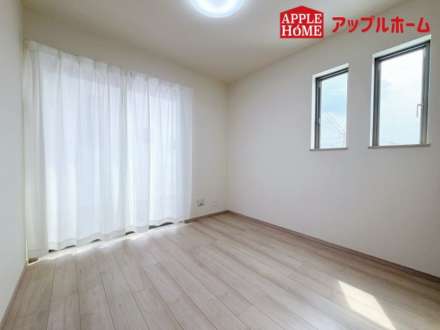 さいたま市桜区神田の洋室|充分な広さの収納を備え、風通しも良く、大変居心地の良い採光良好な洋室は、快適空間。プライベートの時間もゆったりお寛ぎ頂けそうですね！