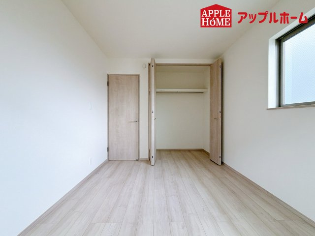さいたま市桜区神田の洋室|収納たっぷりな居室スペース！子供部屋としての活用ももちろんOK♪沢山増えるお洋服や学校のお荷物もたっぷり収納にお任せ！