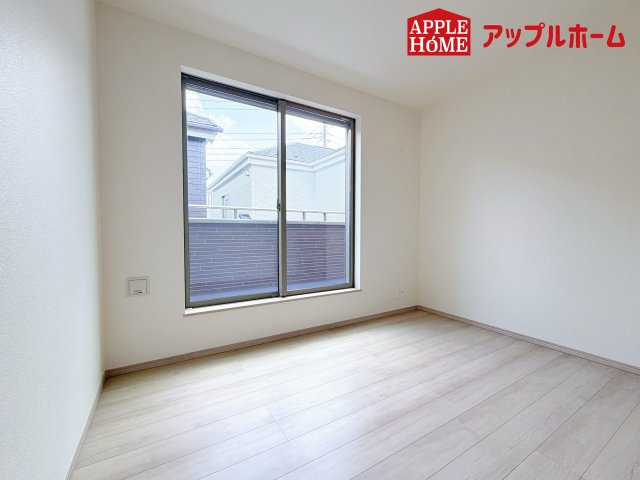 さいたま市桜区神田の洋室|窓からの光の差し込みは生活を温かく包みます。
