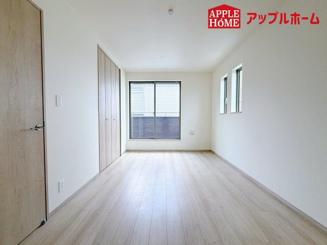 さいたま市桜区神田の洋室|収納たっぷりな居室スペース！子供部屋としての活用ももちろんOK♪沢山増えるお洋服や学校のお荷物もたっぷり収納にお任せ！