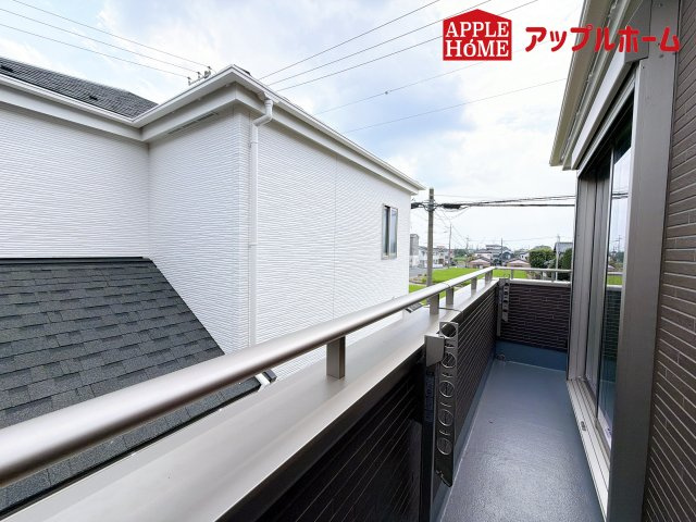 さいたま市桜区神田のバルコニー|家族分の洗濯物もしっかり干せます。日当たりも良く、毎日のお洗濯が楽しくなりそう♪
