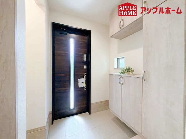 さいたま市桜区神田の玄関|住まう人も来客も入った時にワクワクさせてくれるオシャレな玄関♪収納もたっぷりあるので、靴がたくさんあっても安心！