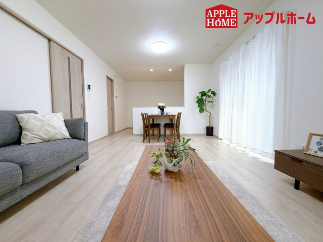 さいたま市桜区神田の居間・リビング|広々リビング×対面キッチンで家族の会話も弾みます♪夢のマイホームを一緒に叶えましょう！