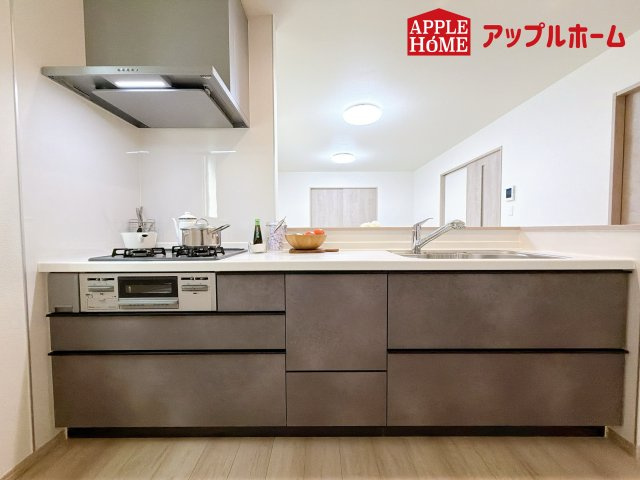 さいたま市桜区神田のキッチン|見栄えもよくお手入れもスムーズに出来ます。豊富な収納力もございますので、キッチンスペースをスッキリとお使い頂けそうです。
