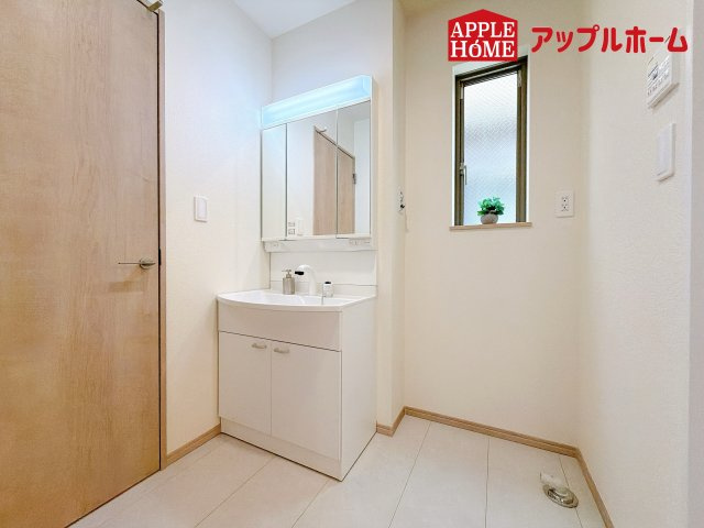 さいたま市桜区神田の独立洗面台|三面鏡付きの洗面化粧台ですので、たっぷりと収納いただけます。白を基調とした清潔感のある快適空間です。毎日の身支度も気持ち良くお使い頂けます！！