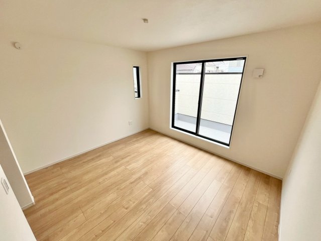 【仲介手数料無料】富士見市関沢10期―新築分譲住宅―限定1棟の洋室|南西向きバルコニーと大きな窓が生む、明るく伸びやかな居室。2面採光により光と風が巡り、時間とともに表情を変える住空間に。毎日をやさしく包み込む、上質な住まいです。