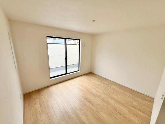 【仲介手数料無料】富士見市関沢10期―新築分譲住宅―限定1棟の洋室|5.9帖の洋室。
南西向きバルコニーに面したお部屋は2面採光により柔らかい光が差し込む快適な空間です。