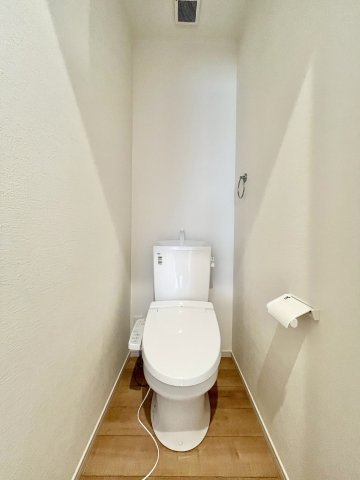 【仲介手数料無料】富士見市関沢10期―新築分譲住宅―限定1棟のトイレ|朝の混雑や来客時もスムーズに使える２箇所のトイレ。生活動線に合わせた配置でストレスを軽減し、衛生管理もしやすい。家族が多い住まいほど便利さを実感できる人気設備です。