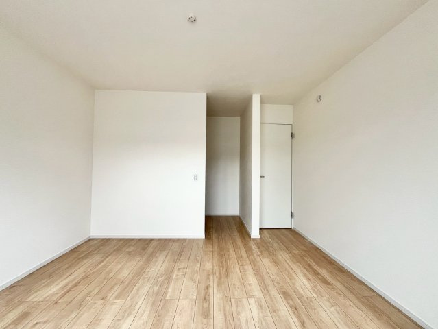 【仲介手数料無料】富士見市関沢10期―新築分譲住宅―限定1棟の洋室|ゆとりある9.5帖の主寝室にWICを併設。衣類や季節物をまとめて収納でき、室内をすっきり保てる設計。動線が短く使い勝手が良い、快適なプライベート空間です。