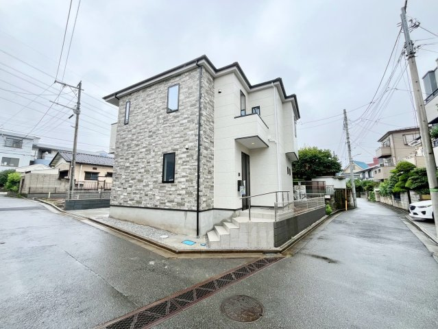 【仲介手数料無料】富士見市関沢10期―新築分譲住宅―限定1棟の外観|閑静な住宅街に位置しているため、緑を眺めながら贅沢な時間をお過ごしいただけます。雰囲気の良い緑道はジョギングや毎日のお散歩コースにぴったりです。