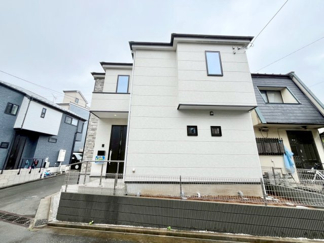 【仲介手数料無料】富士見市関沢10期―新築分譲住宅―限定1棟の外観|光と風溢れる至極の邸です。周囲には緑が多く、四季折々の風情を感じられるエリア。公園も徒歩圏内で、ファミリー世帯にも人気のエリアです。