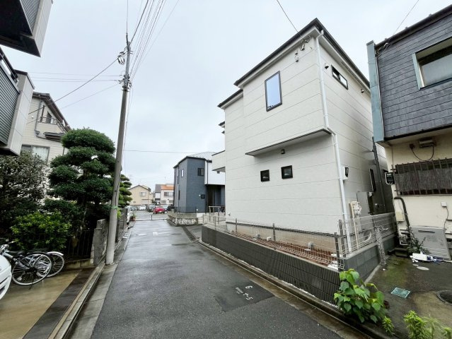 【仲介手数料無料】富士見市関沢10期―新築分譲住宅―限定1棟の前面道路含む現地写真|光と風が入り込む贅沢なゆとり空間。明るく暖かい日差しがさんさんと降り注ぐ好立地です。現地の陽当たりや周辺環境をぜひご確認ください。