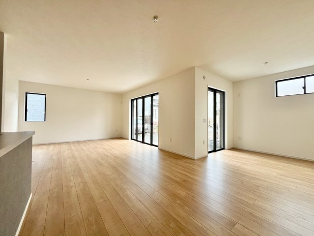 【仲介手数料無料】富士見市関沢10期―新築分譲住宅―限定1棟の居間・リビング|大きな窓からは、やわらかな自然光がリビング全体に広がります。明るく開放的な空間で、毎日の暮らしがもっと豊かに。
