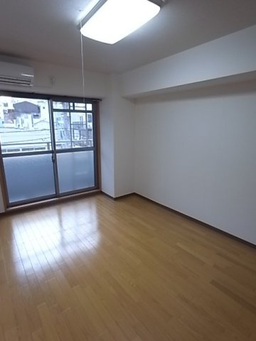 B-RISE元町（ラピッド元町）の居間・リビング