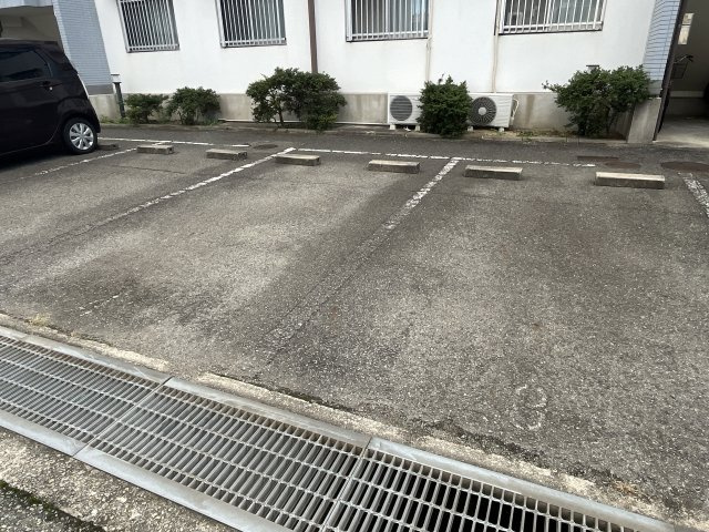 ウィステリア構の駐車場