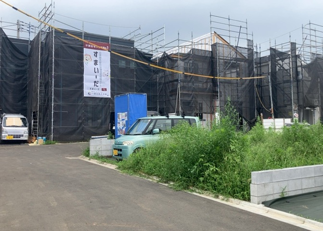 【前面道路含む現地写真】 | 住宅用の土地では前面道路に2m以上接していなければならないと法律で定められています。しかし、お持ちの車のサイズやライフスタイルなどにより、2mでは利便が悪い場合もございますので、事前に確認しましょう。