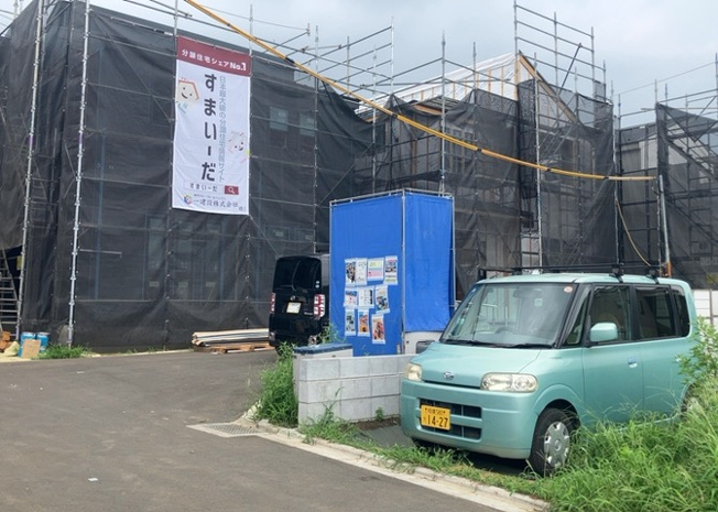 【前面道路含む現地写真】 | お持ちの車種によっては前面道路が広い方が便利でしょう。しかし、前面道路が広ければその分交通量が多くなるため、騒音などが気になる場合があります。実際に現地を見学し、周辺交通量や騒音などを確認しましょう！