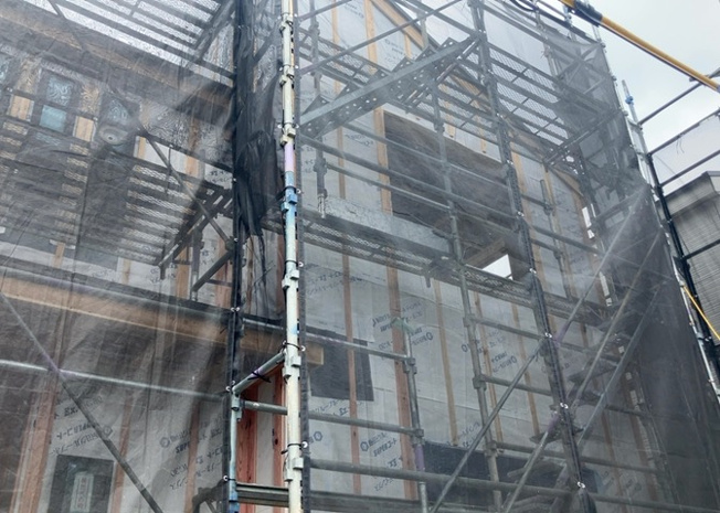 【バルコニー】 | バルコニーは、室外の専用スペースのうち、「屋根がなく開放された空間」であるものを指します。ベランダより広いタイプのものが多く、日当たりもよいため家庭菜園などを楽しみたい人にとって適した環境となります。