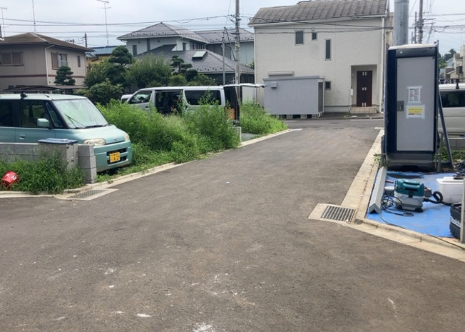 【前面道路含む現地写真】 | 道幅が狭い場所は比較的土地の値段が低いことが多く、また交通量が少ないため騒音が少なく静かな環境で過ごせます。また、小さいお子様がいるご家庭も安心です。一方で車の駐車が難しいというデメリットもあります。