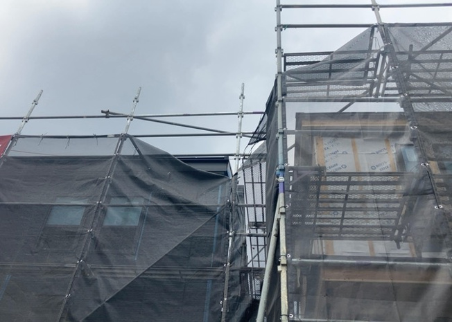 【外観】 | 現在は上棟となっています。現地をご見学に行く際は、道路の幅や周辺の交通量、施設などをご確認頂くことをおすすめします！ある程度イメージをつけたいという場合は、同売主の施工事例や完成パースもお見せします。