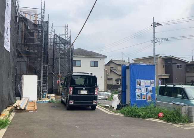 【前面道路含む現地写真】 | お持ちの車種によっては前面道路が広い方が便利でしょう。しかし、前面道路が広ければその分交通量が多くなるため、騒音などが気になる場合があります。実際に現地を見学し、周辺交通量や騒音などを確認しましょう！