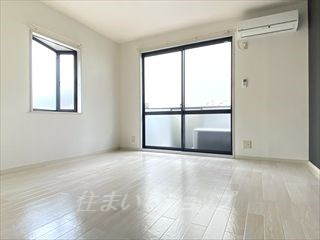 セフィラかわさきの居間・リビング|出窓付きの明るい角部屋