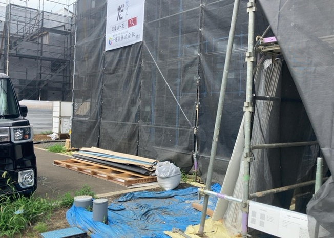 【前面道路含む現地写真】 | 住宅用の土地では前面道路に2m以上接していなければならないと法律で定められています。しかし、お持ちの車のサイズやライフスタイルなどにより、2mでは利便が悪い場合もございますので、事前に確認しましょう。