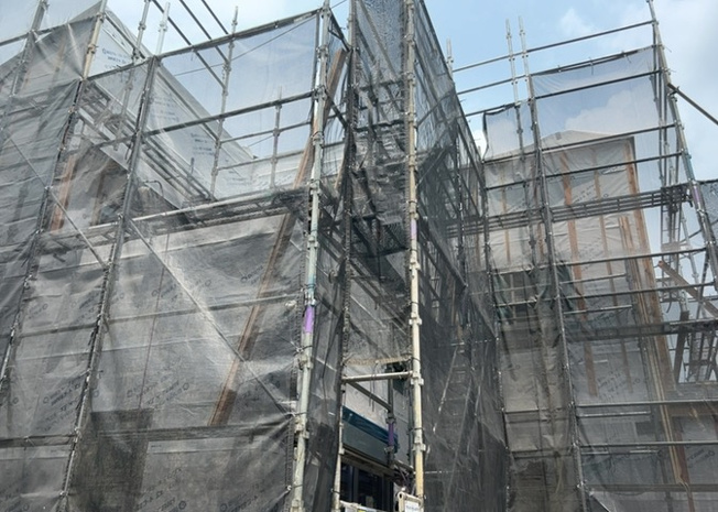 【外観】 | 現在は上棟となっています。現地をご見学に行く際は、道路の幅や周辺の交通量、施設などをご確認頂くことをおすすめします！ある程度イメージをつけたいという場合は、同売主の施工事例や完成パースもお見せします。