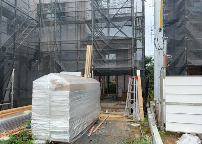 【玄関】 | 玄関は、狭すぎると複数人で使いにくく、広すぎても無駄な空間になりがちです。最低2畳を目安にして、家の広さとの兼ね合いや家族の人数を考慮して決めるとよいでしょう。現地を見学して快適な玄関を選びましょう！