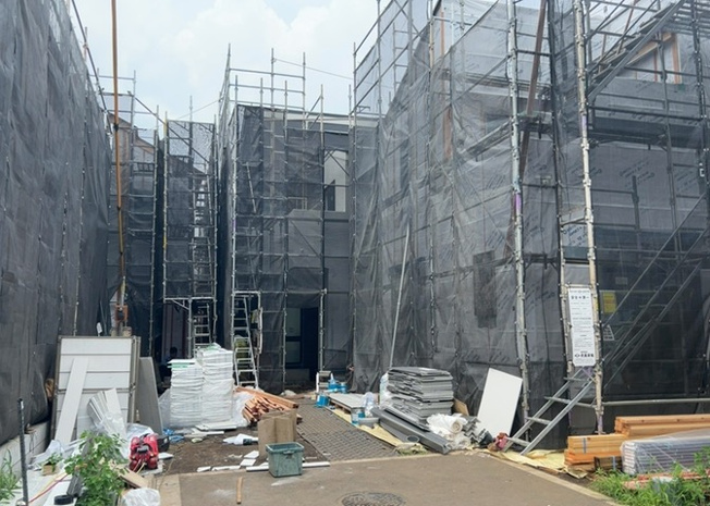 【前面道路含む現地写真】 | 住宅用の土地では前面道路に2m以上接していなければならないと法律で定められています。しかし、お持ちの車のサイズやライフスタイルなどにより、2mでは利便が悪い場合もございますので、事前に確認しましょう。