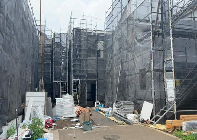 【前面道路含む現地写真】 | お持ちの車種によっては前面道路が広い方が便利でしょう。しかし、前面道路が広ければその分交通量が多くなるため、騒音などが気になる場合があります。実際に現地を見学し、周辺交通量や騒音などを確認しましょう！