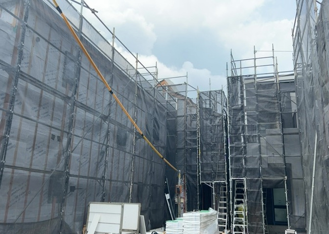 【バルコニー】 | バルコニーは、室外の専用スペースのうち、「屋根がなく開放された空間」であるものを指します。ベランダより広いタイプのものが多く、日当たりもよいため家庭菜園などを楽しみたい人にとって適した環境となります。