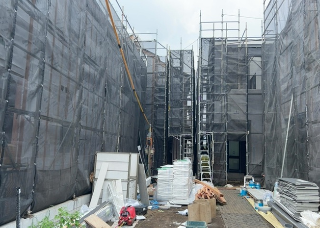 【構造・工法・仕様】 | 木造住宅とは土台、壁、柱など建築物の強度を支える構造体の材に木が使用されている構造を指します。構造体は建物の自重を支えるだけではなく風圧や水圧、積裁荷重などあらゆる衝撃に耐えるための基礎です。