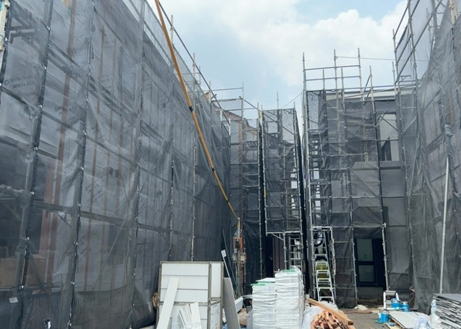 【外観】 | 現在は上棟となっています。現地をご見学に行く際は、道路の幅や周辺の交通量、施設などをご確認頂くことをおすすめします！ある程度イメージをつけたいという場合は、同売主の施工事例や完成パースもお見せします。